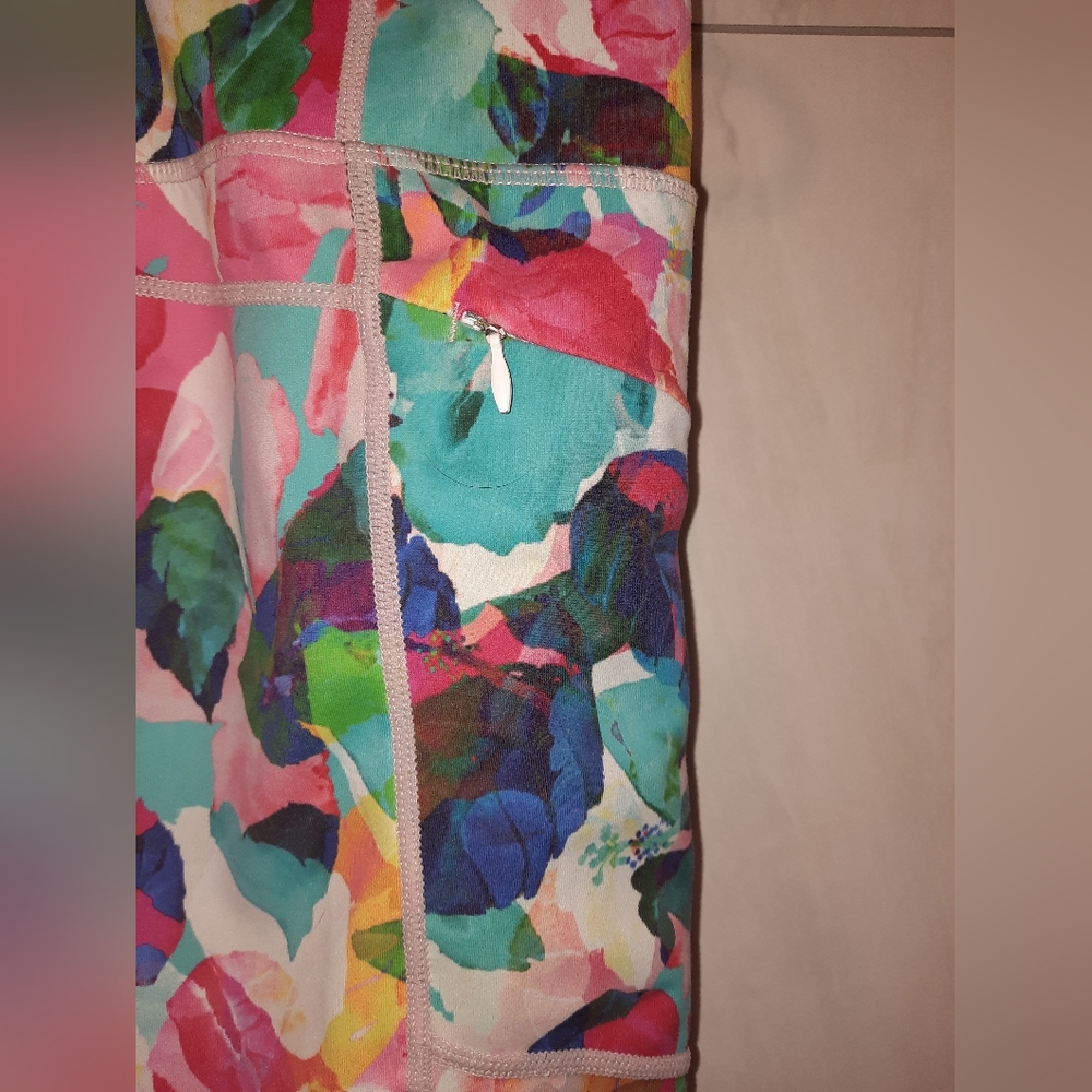 Zyia Active Pink Blue Green Leaf Design Capri Leggings size 6 8, size small EUC - Picture 7 of 9